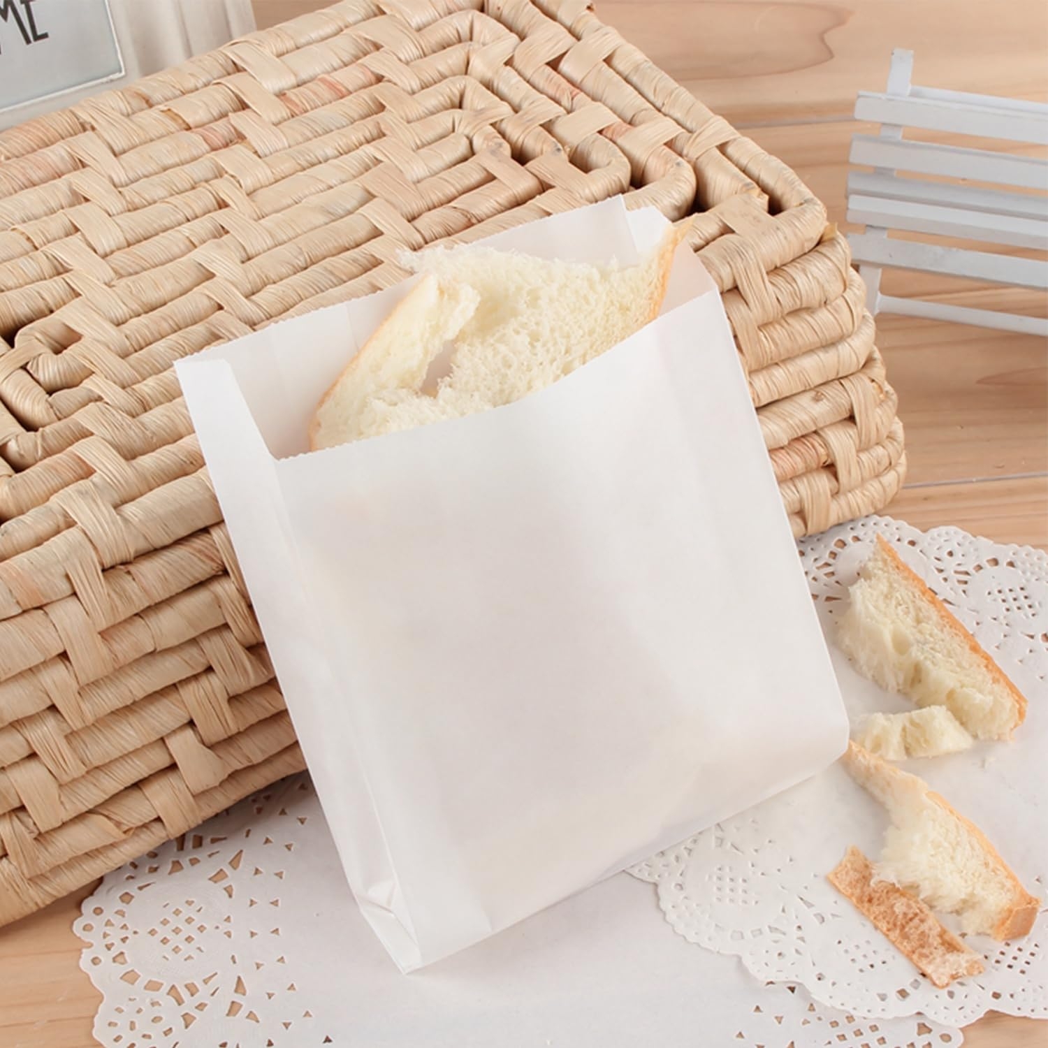 MEMOFYND 100 Greaseproof Paper Bags With 100 Round Seal Stickers 